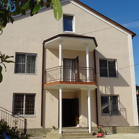 Guest House Nadia Sukhumi Luaran gambar