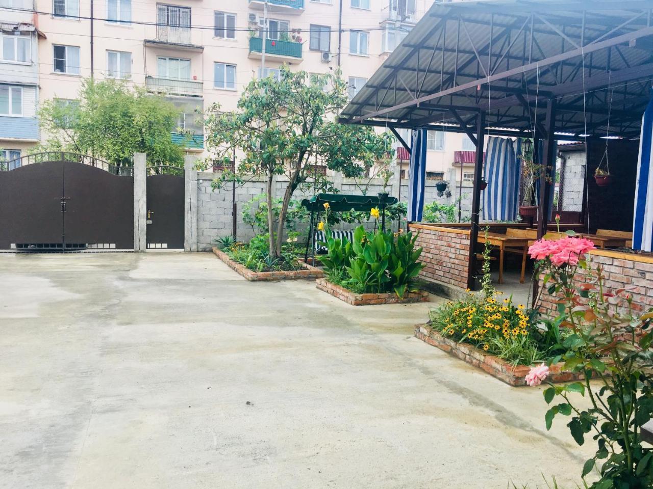 Guest House Nadia Sukhumi Luaran gambar